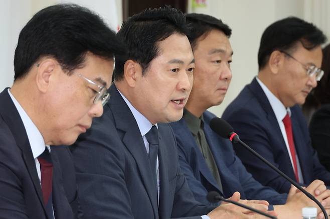 국민의힘 장동혁 대표가 7일 서울 여의도 국회에서 미국 이민당국의 한국 기업 직원 구금 사태와 관련해 열린 외교 현안 대책회의에서 사태 해결에 이재명 대통령이 나설 것을 요구하고 있다. [사진 = 연합뉴스]