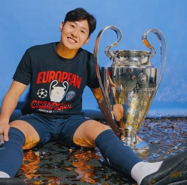 이강인도 가능성은 있다. 오른쪽 윙어 공백에 대한 대안이 될 수 있다. 문제는 ‘레퀴프’가 이강인이 아닌 음바예가 더 확실한 카드라고 주장한 것이다. 사진=X