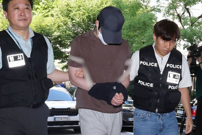 초등학생들을 유괴하려 한 혐의로 긴급체포된 20대 남성 3명 중 B씨가 5일 오전 서울 마포구 서울서부지방법원에서 열린 구속 전 피의자심문(영장실질심사)에 출석하고 있다. /사진=뉴스1.