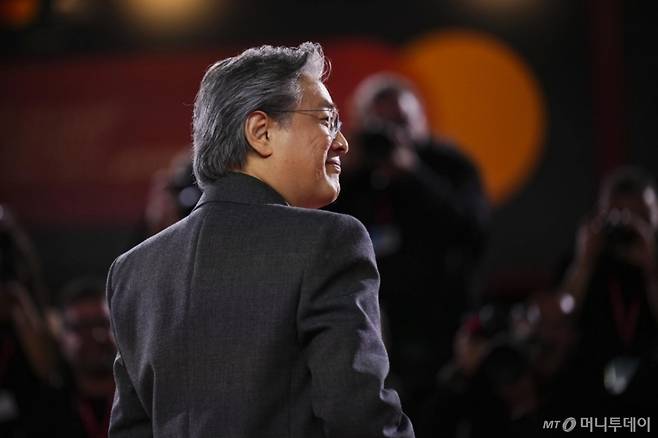 [베네치아=AP/뉴시스] 박찬욱 감독이 29일(현지 시간) 이탈리아 베네치아에서 열린 제82회 베네치아국제영화제에서 영화 '어쩔 수가 없다'(No Other Choice) 포토콜 행사에 참석해 포즈를 취하고 있다. 2025.08.30. /사진=민경찬