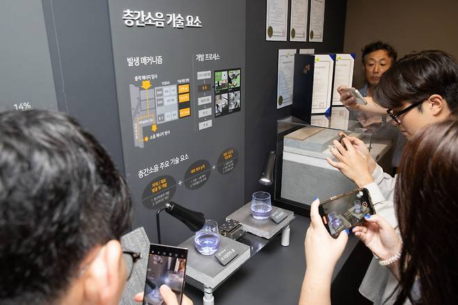 현대건설의 H 사일런트 홈과 기존 완충재와의 진동 비교 사진./사진제공=현대건설