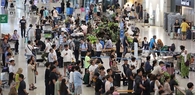 지난달 7일 인천국제공항 입국장에서 여행객들이 오가고 있다.  / 사진 = 뉴시스