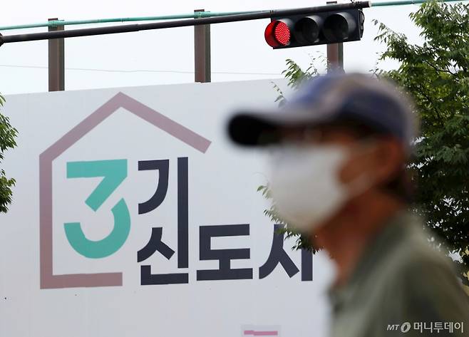 [고양=뉴시스] 홍효식 기자 = 정부가 7일 부동산관계장관회의를 통해 주택공급 확대 방안을 발표했다. 정부는 수도권 주택 공급 부족을 해소하기 위해 2030년까지 수도권에 총 135만가구 공급을 목표로 매년 신규 주택 27만가구 착공을 추진한다. 이를 위해 한국토지주택공사(LH)가 수도권 공공택지 매각을 중단하고 직접 시행에 나서 3기 신도시 등 주택공급 속도를 높인다.  사진은 주택공급 확대 방안을 발표한 7일 경기 고양시 3기 신도시 고양창릉지구 모습. 2025.09.07. yesphoto@newsis.com /사진=홍효식