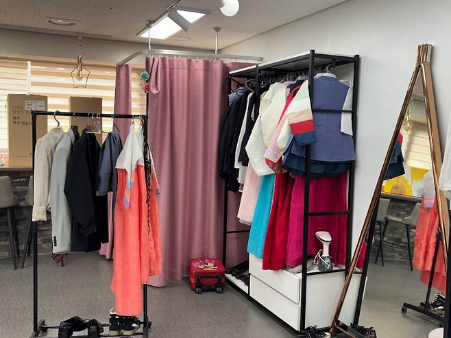 서울 서진학교에는 '뷰티룸'이 있다. 학생들이 다양한 종류의 옷을 입어보고 차림새를 꾸며볼 수 있는 곳이다. /사진=유효송 기자