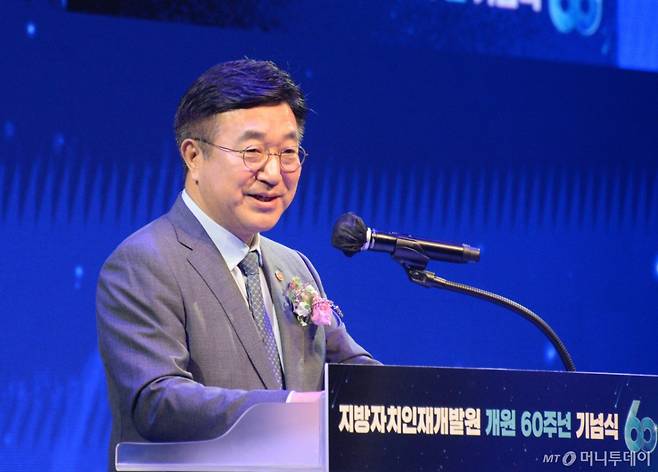 [완주=뉴시스] 김얼 기자 = 윤호중 행안부장관이 3일 전북 완주군 지방자치인재개발원에서 열린 지방자치개발원 60주년 기념식에 참석해 인사말을 하고 있다. 2025.09.03. pmkeul@newsis.com /사진=김얼