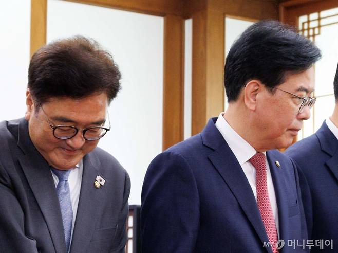 (서울=뉴스1) 이광호 기자 = 김병기 더불어민주당 대표 직무대행 겸 원내대표(왼쪽부터), 우원식 국회의장, 송언석 국민의힘 원내대표가 24일 오전 서울 여의도 국회에서 우 의장 주재로 열린 양당 원내대표 회동에서 기념촬영을 마치고 자리로 향하고 있다. (공동취재) 2025.6.24/뉴스1  Copyright (C) 뉴스1. All rights reserved. 무단 전재 및 재배포,  AI학습 이용 금지. /사진=(서울=뉴스1) 이광호 기자