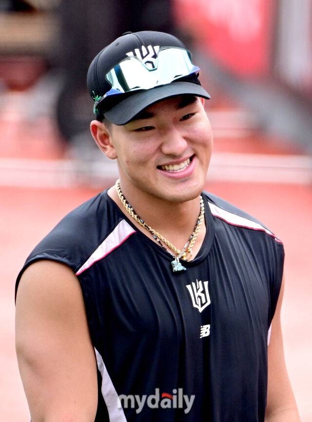 KT 안현민이 훈련을 하며 환하게 웃고 있다 / 수원 = 유진형 기자 zolong@mydaily.co.kr