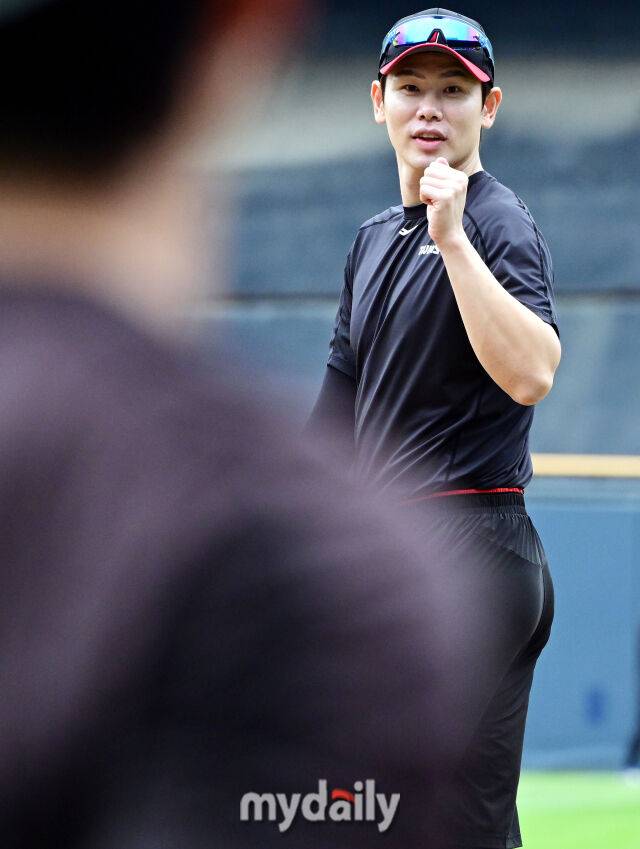7일 오후 서울 잠실야구장에서 진행된 '2025 신한 SOL뱅크 KBO 리그' SSG-LG의 경기. 경기 전 LG 홍창기기 주루 연습을 하고 있다./잠실 = 곽경훈 기자
