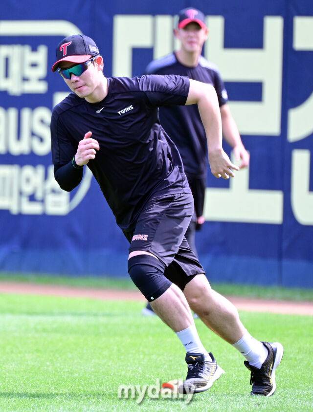 2025년 8월 30일 오후 서울 잠실구장에서 열린 '2025 신한 SOL뱅크 KBO 리그' 키움 히어로즈와 LG 트윈스의 경기가 열렸다. 부상에서 복귀한 LG 홍창기가 훈련을 하고 있다. 홍창기는 지난 5월13일 잠실 키움전에서 파울 타구를 잡으려다 1루수와 충돌, 왼쪽 무릎 내측 측부인대 파열 진단을 받고 수술대에 올랐고 재활 수 복귀했다./마이데일리