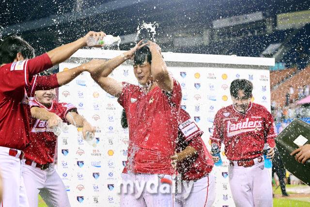 7일 오후 서울 잠실야구장에서 진행된 '2025 신한 SOL뱅크 KBO 리그' SSG-LG의 경기. SSG 선발 김광현이 LG를 상대로 2,000탈삼진과 승리를 기록한 뒤 동료들의 축하 물세례를 받고 있다./잠실 = 곽경훈 기자