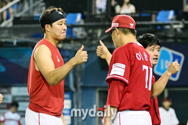7일 오후 서울 잠실야구장에서 진행된 '2025 신한 SOL뱅크 KBO 리그' SSG-LG의 경기. SSG 이숭용 감독이 7-3으로 승리한 뒤 한유섬과 하이파이브를 하고 있다./잠실 = 곽경훈 기자