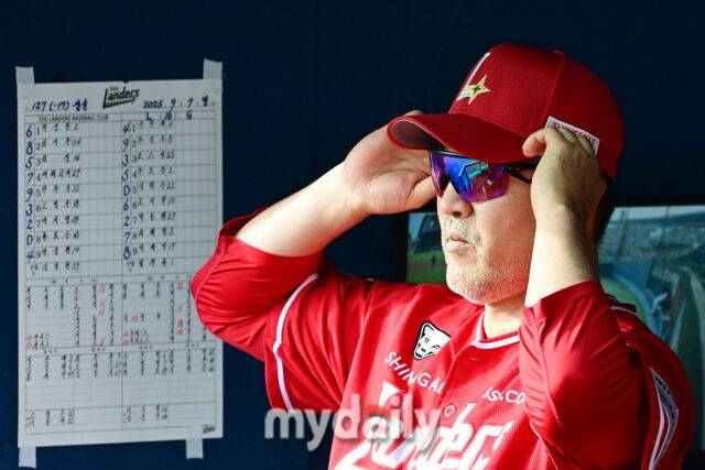 7일 오후 서울 잠실야구장에서 진행된 '2025 신한 SOL뱅크 KBO 리그' SSG-LG의 경기. SSG 이숭용 감독이 경기를 지켜보고 있다./잠실 = 곽경훈 기자