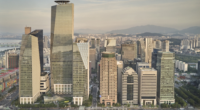 정부가 국내 금융사들의 글로벌 경쟁력을 키우기 위한 정책을 추진하고 있지만 디지털 혁신을 위한 제도적 기반은 여전히 부족하다는 지적이 나온다. 서울 여의도 전경. [헤럴드DB]