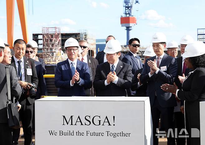 [필라델피아=뉴시스] 고범준 기자 = 이재명 대통령이 26일(현지 시간) 필라델피아 한화 필리조선소를 방문해 방명록에 서명한 뒤 김동관 한화그룹 부회장, 조시 샤피로 펜실베니아 주지사 등 참석자들과 박수 치고 있다. 2025.08.27. bjko@newsis.com