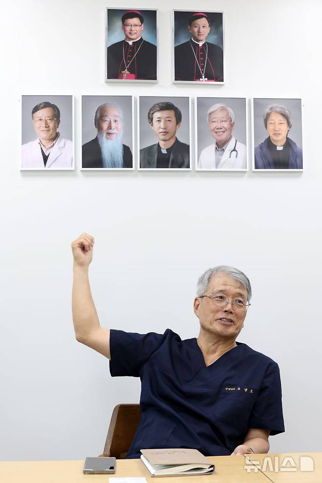 [서울=뉴시스] 박진희 기자 = 고영초 원장이 지난 4일 서울 용산구 요셉의원에서 인터뷰중 역대 병원장을 소개하고 있다. 요셉의원은 가난하고 병들어 사회에서 소외되고 버림받은 이들과 함께 하는 요셉나눔재단법인 산하 자선의료기관이다. 2025.09.06. pak7130@newsis.com