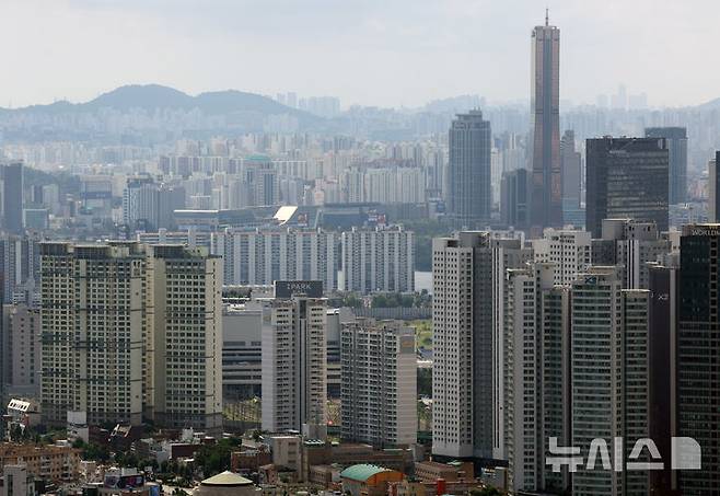[서울=뉴시스] 배훈식 기자 = 서울 중구 남산에서 바라본 도심 아파트 모습. 2025.08.29. dahora83@newsis.com