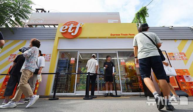 [서울=뉴시스] 황준선 기자 = 2일 오전 서울 성동구 글로우 성수에 마련된 유튜버 '슈카월드'의 베이커리 팝업 스토어 ETF베이커리 모습.슈카월드가 공간·브랜드 기획사인 글로우서울과 협업한 'ETF베이커리'는 빵과 인플레이션을 결합한 이른바 '빵플레이션' 프로젝트의 일환으로 지속적인 빵값 상승에 문제의식을 느끼고 시중보다 훨씬 낮은 가격으로 제품을 제공하는 것이 특징이다. 해당 팝업스토어에서는 소금빵 990원, 베이글 990원, 바게트 990원, 식빵 1990원, 명란바게트 2450원 등 전반적으로 파격적인 가격이 책정됐다. 2025.09.02. hwang@newsis.com