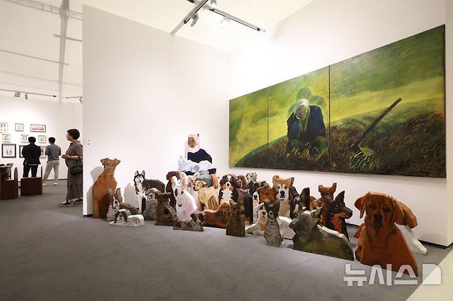 [서울=뉴시스] 박진희 기자 = '프리즈 서울(FRIEZE SEOUL)' 아트페어가 개막한 3일 서울 강남구 코엑스 학고재 전시장을 찾은 관람객이 작품을 감상하고 있다. 2025.09.03. pak7130@newsis.com