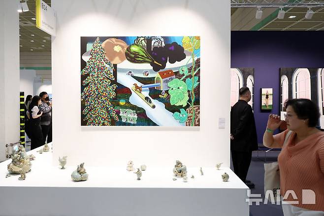 [서울=뉴시스] 박진희 기자 = '프리즈 서울(FRIEZE SEOUL)' 아트페어가 개막한 3일 서울 강남구 코엑스 에스더쉬퍼 전시장을 찾은 관람객이 작품을 감상하고 있다. 2025.09.03. pak7130@newsis.com