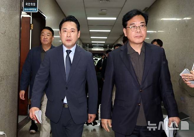 [서울=뉴시스] 조성봉 기자 = 장동혁 국민의힘 대표와 송언석 원내대표가 7일 서울 여의도 국회에서 미국 이민 당국의 한국 기업 직원 구금 사태 관련 대책회의를 하기 위해 원내대표실로 이동하고 있다. 2025.09.07. suncho21@newsis.com