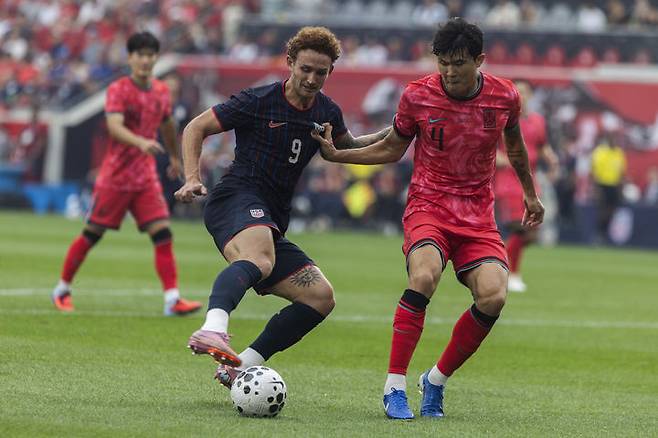 [해리슨=AP/뉴시스] 김민재(오른쪽)가 6일(현지 시간) 미 뉴저지주 해리슨 스포츠 일러스트레이티드 스타디움에서 열린 미국과의 친선 경기 중 공을 다투고 있다. 이날 손흥민은 전반 18분 이재성의 도움으로 선제골을, 전반 43분에는 이동경의 추가 골을 도와 1골 1도움을 기록하며 한국의 2-0 승리를 이끌었다. 2025.09.07.