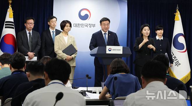 [서울=뉴시스] 김명원 기자 = 윤호중 행정안전부 장관이 7일 서울 종로구 정부서울청사에서 정부조직 개편방안 등 고위당정협의회 결과 브리핑을 하고 있다. 2025.09.07. kmx1105@newsis.com