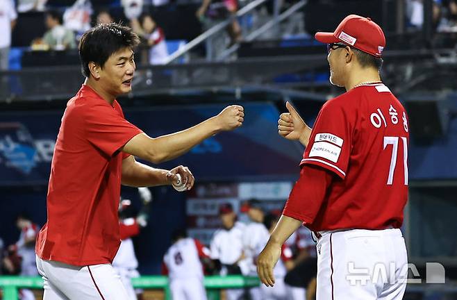[서울=뉴시스] 최진석 기자 = 7일 서울 잠실야구장에서 열린 ‘2025 KBO리그’ SSG 랜더스와 LG 트윈스의 경기에서 7대3으로 승리한 SSG 이숭용 감독이 김광현과 기뻐하고 있다. 2025.09.07. myjs@newsis.com