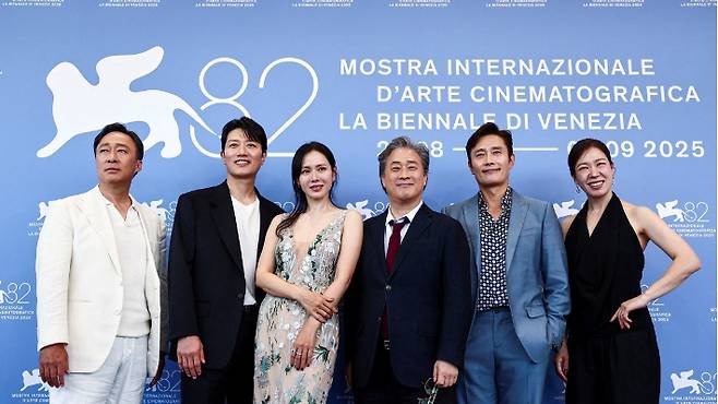82회 베네치아영화제에서 영화 '어쩔수가없다'의 감독과 배우 모습들. 연합뉴스