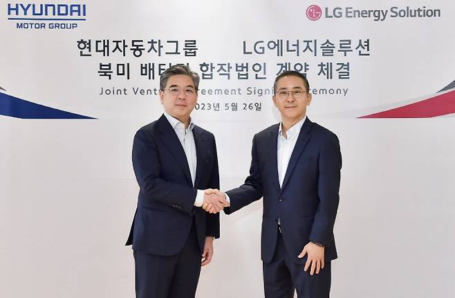 현대자동차그룹 장재훈(왼쪽) 부회장과 LG에너지솔루션 권영수 부회장이 2023년 서울 여의도 LG엔솔 본사에서 '북미 배터리 합작법인 설립 계약'을 체결했다. LG엔솔 제공
