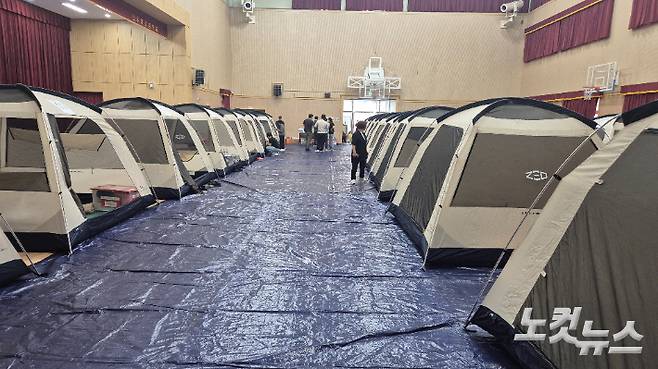 밤사이 많은 비가 내려 대피 명령이 내려진 전주시 송천동 진기마을 주민들이 인근 용소중학교로 대피했다. 심동훈 기자