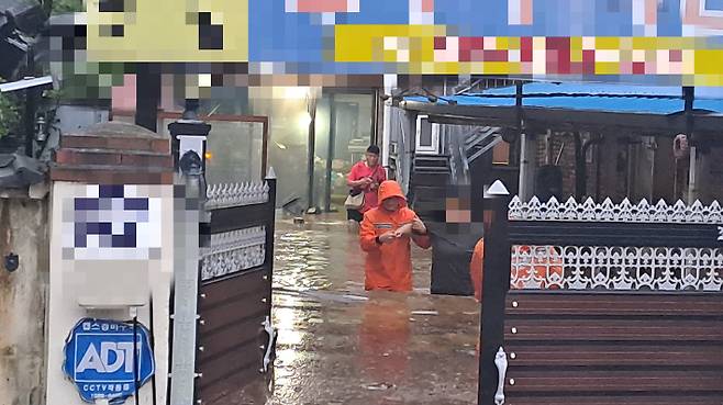 7일 오전 6시 34분쯤 전북 전주시 완산구 색장동의 한 주택이 침수돼 주민 2명이 대피했다. 전북소방본부 제공