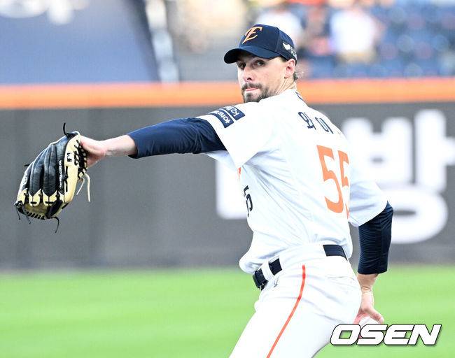 [OSEN=대전, 이대선 기자] 19일 오후 대전 한화생명볼파크에서 2025 신한 SOL Bank KBO리그 한화 이글스와 두산 베어스의 경기가 열렸다.한화는 와이스, 두산은 콜어빈을 선발로 내세웠다.1회초 무사에서 한화 선발투수 와이스가 역투하고 있다.  2025.08.19 /sunday@osen.co.kr