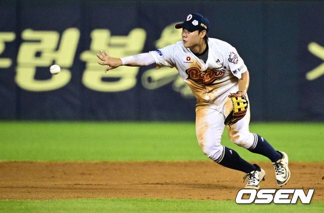 [OSEN=잠실, 조은정 기자]28일 오후 서울 잠실구장에서 ‘2025 신한 SOL Bank KBO리그’ 두산 베어스와 삼성 라이온즈의 경기가 열렸다.두산은 최민석, 삼성은 최원태를 선발로 내세웠다. 9회초 1사 두산 2루수 박준순이 삼성 김지찬의 2루수 병살타를 송구하고 있다. 2025.08.28 /cej@osen.co.kr