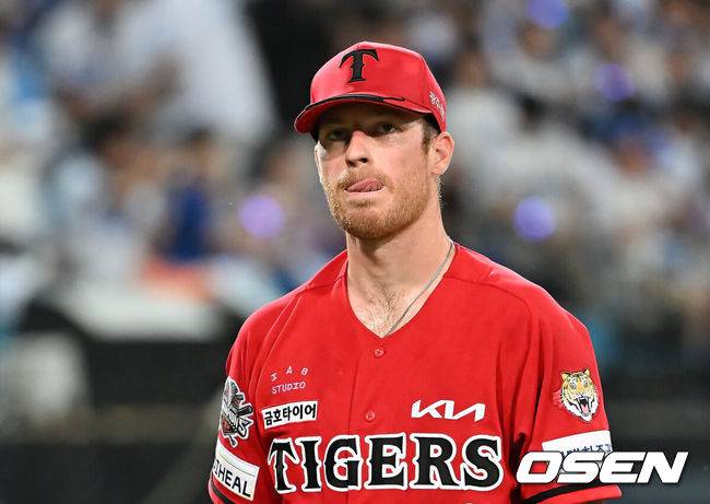 [OSEN=대구, 이석우 기자] 13일 대구삼성라이온즈파크에서 2025 신한 SOL 뱅크 KBO 리그 삼성 라이온즈와 KIA 타이거즈의 경기가 열렸다. 홈팀 삼성은 후라도가, 방문팀 KIA는 올러가 선발 출전했다. KIA 타이거즈 올러가 4회말 무사 2루 삼성 라이온즈 강민호에게 우중간 1타점 동점 안타를 내주고 이닝교체하며 아쉬워하고 있다. 2025.08.13 / foto0307@osen.co.kr