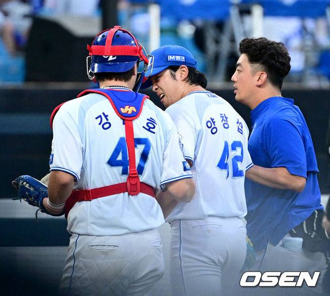 [OSEN=대구, 최규한 기자] 6일 대구삼성라이온즈파크에서 ‘2025 신한 SOL Bank KBO리그’ 삼성 라이온즈와 한화 이글스의 경기가 열렸다.홈팀 삼성은 이승현, 방문팀 한화는 문동주를 선발로 내세웠다.5회초 2사 주자없는 상황 한화 하주석의 타구에 맞은 삼성 투수 양창섭이 이닝을 마치고 더그아웃으로 향하며 고통에 얼굴을 찡그리고 있다. 2025.09.06 / dreamer@osen.co.kr