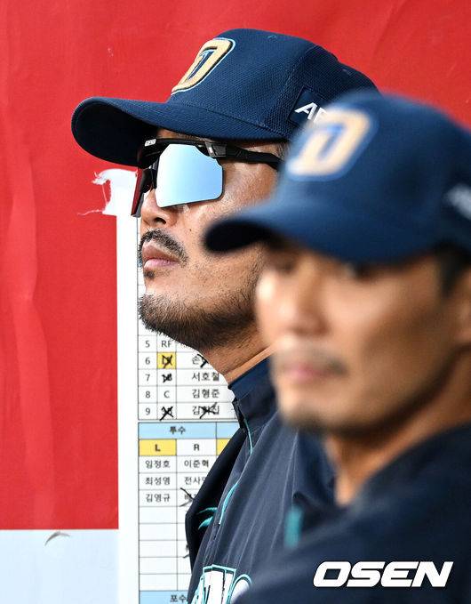 [OSEN=수원, 이대선 기자] 프로야구 NC 다이노스가 치열한 투수전에서 승리하며 주말 3연전에서 1승 1패를 나눠가졌다.&nbsp;NC는 22일 수원 KT위즈파크에서 열린 ‘2025 신한은행 SOL Bank KBO리그’ KT 위즈와의 경기에서 2-0으로 승리했다. 이날 승리로 주말 3연전에서 우천취소 1경기와 1승 1패를 거두고 홈구장으로 돌아가게 됐다.9회말 NC 이호준 감독이 경기를 바라보고 있다. 2025.06.22 /sunday@osen.co.kr