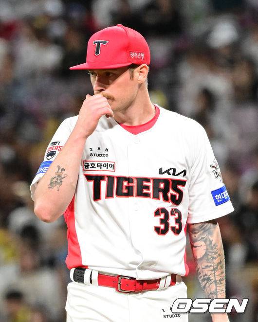 [OSEN=광주, 김성락 기자] 15일 오후 광주 북구 기아챔피언스필드에서 ‘2025 신한 SOL Bank KBO리그’ KIA 타이거즈와 롯데 자이언츠의 경기가 열렸다.KIA는 선발투수로 올러, 롯데는 나균안을 내세웠다.5회초 종료 후 KIA 올러가 더그아웃으로 이동하고 있다. 2025.05.15 / ksl0919@osen.co.kr