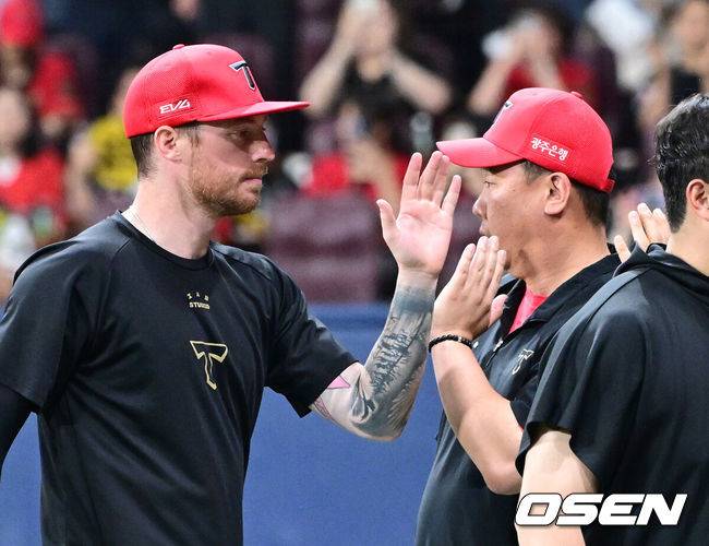 [OSEN=고척, 최규한 기자] 프로야구 KIA 타이거즈가 키움 히어로즈를 꺾고 전날 패배를 설욕했다. KIA는 25일 서울 고척 스카이돔에서 열린 2025 KBO리그 키움과의 경기에서 6-3으로 승리했다. KIA 선발 올러는 6이닝 동안 5피안타 1볼넷 5탈삼진 2실점 퀄리티 스타트로 시즌 8승째를 기록했다. 경기를 마치고 승리투수 KIA 애덤 올러와 이범호 감독이 인사를 나누고 있다. 2025.06.25 / dreamer@osen.co.kr