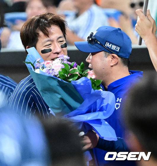 [OSEN=대구, 최규한 기자] 7일 대구삼성라이온즈파크에서 ‘2025 신한 SOL Bank KBO리그’ 삼성 라이온즈와 한화 이글스의 경기가 열렸다.홈팀 삼성은 원태인, 방문팀 한화는 황준서를 선발로 내세웠다.6회말 무사 1루 상황 삼성 강민호가 달아나는 좌월 투런포를 날리고 홈을 밟은 뒤 박진만 감독의 축하를 받고 있다. 개인 통산 350홈런. 2025.09.06 / dreamer@osen.co.kr