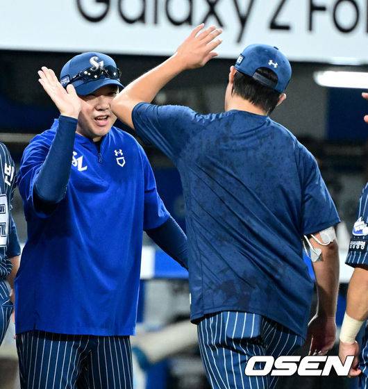 [OSEN=대구, 최규한 기자] 프로야구 삼성 라이온즈가 한화 이글스를 꺾고 전날 패배를 설욕했다.삼성은 7일 대구삼성라이온즈파크에서 열린 한화와의 홈경기에서 4-3으로 승리했다. 이로써 삼성은 지난 6일 한화에 4-7로 덜미를 잡힌 아쉬움을 씻어냈다. 삼성 강민호는 프로야구 역대 포수 최초로 개인 통산 350홈런 시대를 열었고 김재윤은 개인 통산 190세이브를 달성했다.  경기를 마치고 삼성 승리투수 원태인과 박진만 감독이 인사를 나누고 있다. 2025.09.06 / dreamer@osen.co.kr