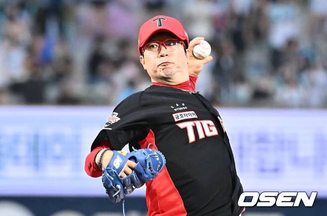 [OSEN=창원, 이석우 기자] 7일 창원NC파크에서 2025 신한 SOL 뱅크 KBO 리그 NC 다이노스와 KIA 타이거즈의 경기가 열렸다. 홈팀 NC는 구창모가, 방문팀 KIA는 양현종이 선발 출전했다. KIA 타이거즈 선발투수 양현종이 역투하고 있다. 2025.09.07 / foto0307@osen.co.kr