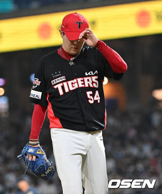 [OSEN=창원, 이석우 기자] 7일 창원NC파크에서 2025 신한 SOL 뱅크 KBO 리그 NC 다이노스와 KIA 타이거즈의 경기가 열렸다. 홈팀 NC는 구창모가, 방문팀 KIA는 양현종이 선발 출전했다. KIA 타이거즈 양현종이 5회말 1사 NC 다이노스 김주원의 투수앞 땅볼을 잡아 1루에 던졌으나 실책으로 2루까지 진루하자 고개를 떨구고 있다. 2025.09.07 / foto0307@osen.co.kr