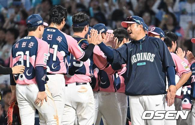 [OSEN=창원, 이석우 기자] 7일 창원NC파크에서 2025 신한 SOL 뱅크 KBO 리그 NC 다이노스와 KIA 타이거즈의 경기가 열렸다. 홈팀 NC는 구창모가, 방문팀 KIA는 양현종이 선발 출전했다. NC 다이노스 이호준 감독이 KIA 타이거즈에 2-1로 승리, 4연패를 끊은 선수들과 하이파이브를 하고 있다. 2025.09.07 / foto0307@osen.co.kr