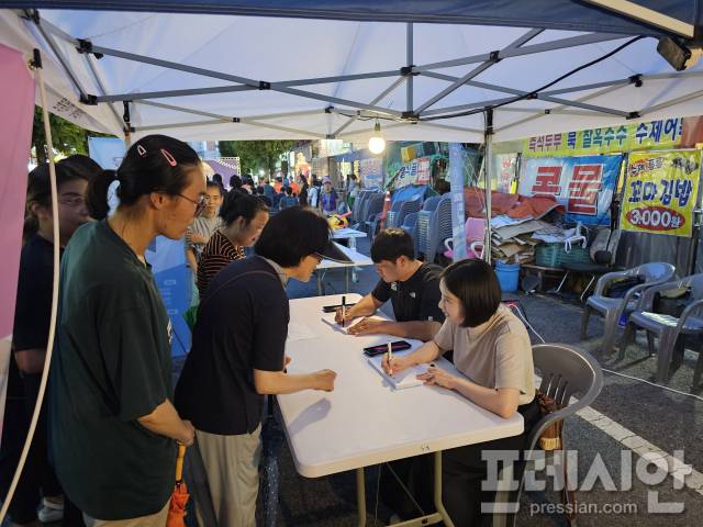 ▲올림픽에서 양궁 부문 금메달리스트 기보배, 이승윤 선수가 군분로 글로벌 토요야시장에서 팬들에게 사인을 해주고 있다.2025.09.06ⓒ광주 남구
