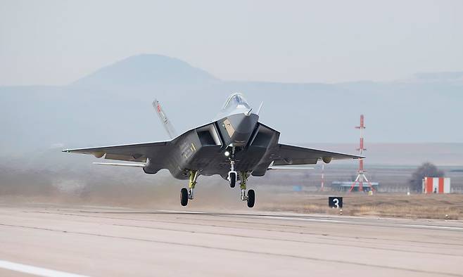 튀르키예가 개발중인 5세대 전투기 칸(KAAN)이 시험비행을 위해 이륙하고 있다. TAI 제공