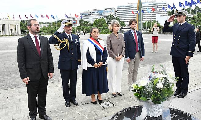 지난 4일 서울 용산 전쟁기념관을 방문한 프랑스 하원의원단이 6·25 전쟁 당시 프랑스군의 참전과 희생을 기리는 기념비에 헌화하고 있다. 전쟁기념사업회 제공