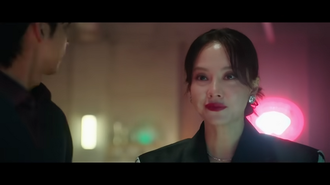 송지효의 스모키한 메이크업도 화제를 모았다. ‘컨피던스맨 KR’ 캡처