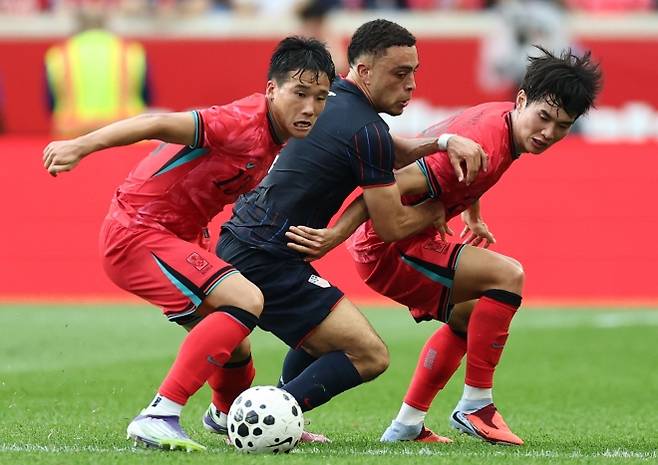 한국 축구 국가대표 김진규(오른쪽)가 7일(한국시간) 미국 뉴저지주 해리슨 스포츠일러스트레이티드 스타디움에서 열린 미국과의 평가전에서 이태석과 함께 수비하고 있다. 해리슨 연합뉴스