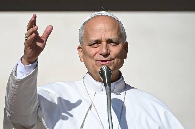 2025년 9월 7일 바티칸 성 베드로 광장에서 열린 시성 미사에 앞서 연설하는 레오 14세 교황. 이날 교황은 ‘하느님의 인플루언서’로 불린 카를로 아쿠티스와 피에르 조르조 프라사티를 성인으로 선포했다. AFP 연합뉴스