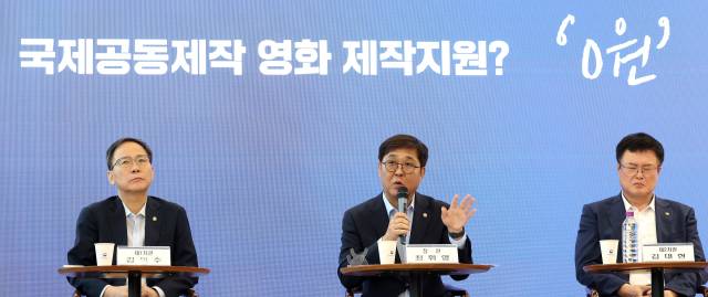 최휘영 문화체육관광부 장관이 4일 서울 중구 모두예술극장에서 열린 기자간담회에서 발언하고 있다. 왼쪽은 김영수 제1차관, 오른쪽은 김대현 제2차관. 사진 제공=문체부